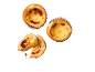 Pâtisseries nata à la croûte dorée, l'une d'elles coupée en deux.