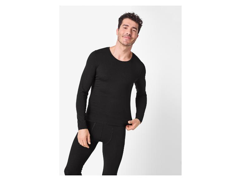 Homme souriant en sous-vêtements thermiques noirs