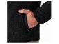 Gros plan sur une veste en polaire noire avec une main dans la poche.