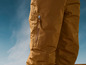 Pantalon marron avec une poche zippée.