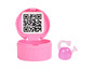 Une boîte rose avec des codes QR et un arrosoir en plastique rose.