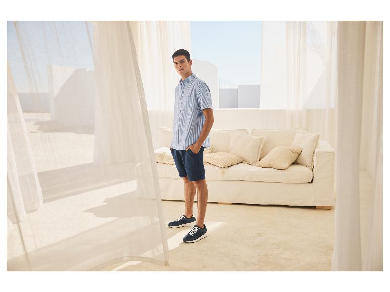 Vêtements homme : chemise à rayures et short, baskets.