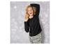 Une femme portant un pull noir à paillettes et une jupe en sequins argentés.