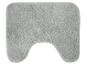 Tapis de bain gris et doux avec découpe pour toilettes.