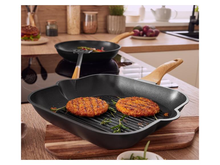 Burgers végétariens grillés dans une poêle à griller noire.