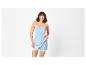 Pyjama femme à fines bretelles et short en bleu clair.