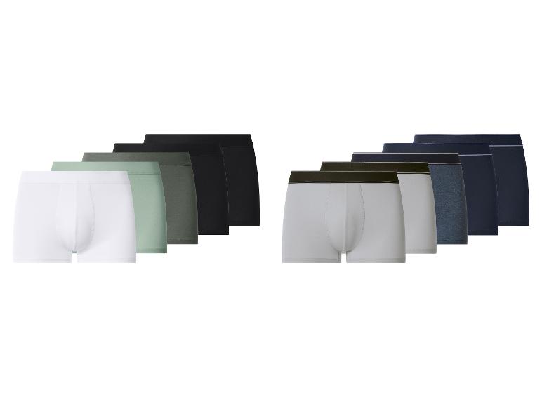 Deux ensembles de boxers pour hommes de diverses couleurs unies, dont blanc, vert, noir, gris et bleu.