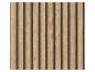 Lattes de bois verticales avec des espaces texturés sombres, créant un effet de panneau à lattes.