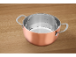 Casserole en cuivre avec échelle de mesure sur une surface en bois