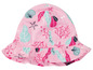 Un chapeau d'été rose avec des coquillages, des étoiles et des feuilles.