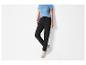Pantalon de jogging noir avec des baskets blanches.