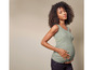 Une femme enceinte portant un débardeur gris et un jean noir.