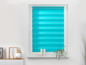 Un store de fenêtre turquoise à bandes horizontales.