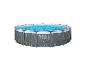Piscine Bestway Steel Pro Max, ronde, grise et blanche, remplie d'eau.