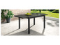 Une table de jardin carrée noire avec un plateau en verre.