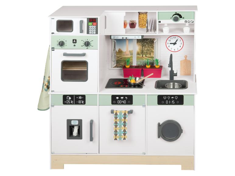 Cuisine en bois pour enfants avec four, réfrigérateur, évier et lave-linge.