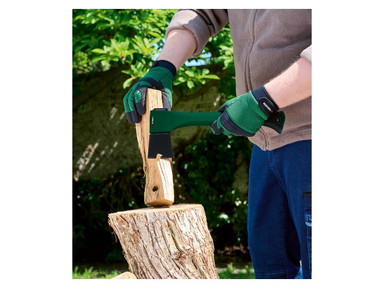 Une personne portant des gants verts fend du bois avec une hache Parkside.