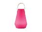 Lampe portable rose avec anse en cuir.