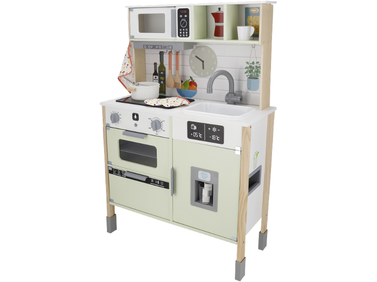 Cuisine de jeu en bois avec four, micro-ondes, évier et réfrigérateur, avec accessoires.