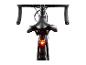 Gros plan sur une selle noire et un feu arrière sur un vélo de route.