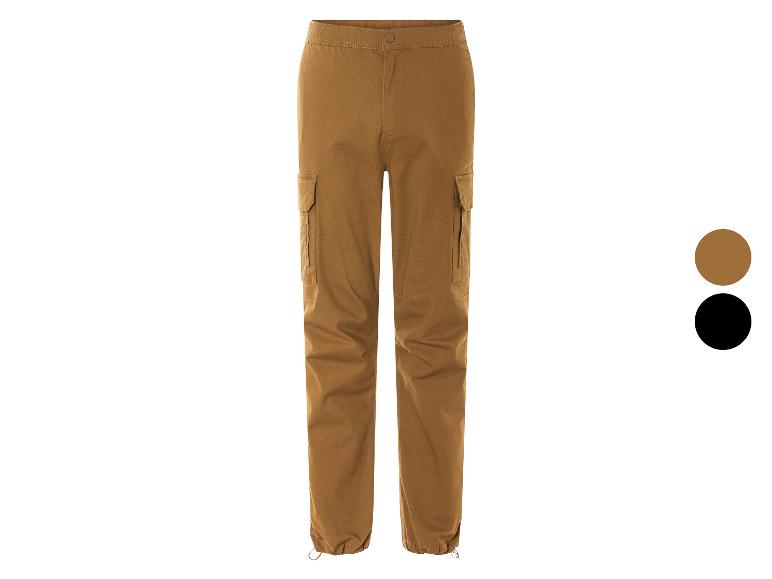 Pantalon cargo beige avec des poches.