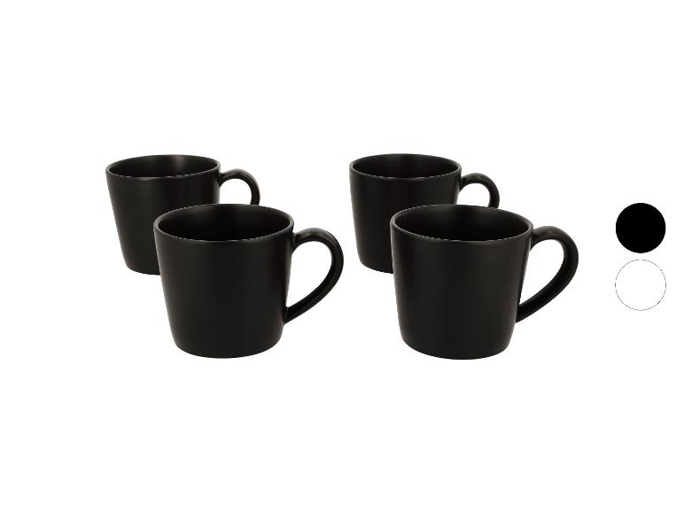 Lot de quatre tasses à café noires avec anses, avec options de couleur noire et blanche.