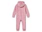 Combinaison rose pour bébé avec capuche.