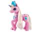 Un cheval en plastique rose avec un nœud bleu et une crinière arc-en-ciel.