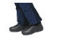 Pantalon bleu et chaussures d'extérieur noires.