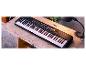 Un clavier Yamaha PSR-E363 noir avec 61 touches sur une table en bois.
