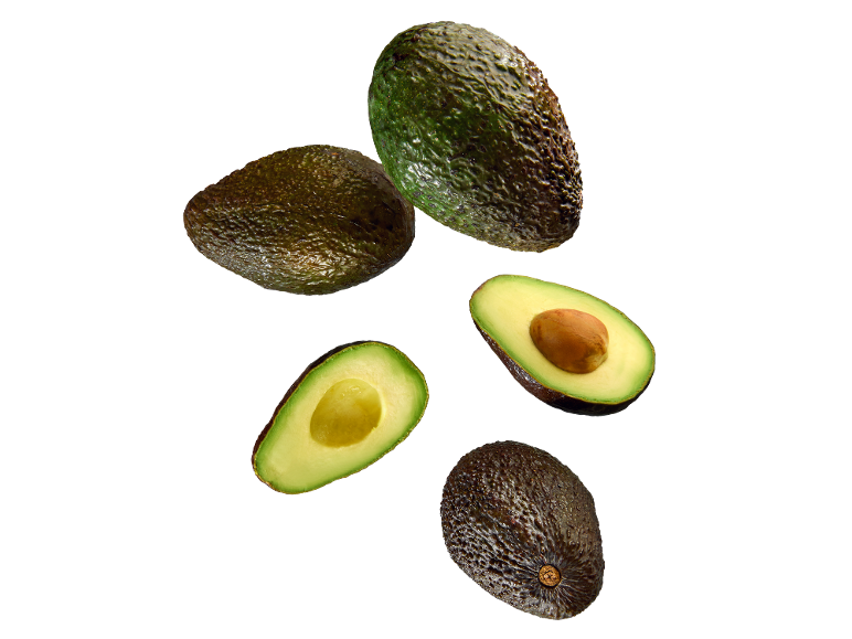 Avocats entiers et coupés en deux, flottant sur un fond noir.