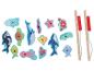 Jouets de pêche en bois avec des poissons, un requin, un crabe et d'autres créatures marines.