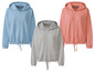 Trois sweats à capuche de couleurs différentes, dont bleu clair, gris et rose.