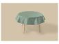 Table ronde avec nappe verte sur fond beige