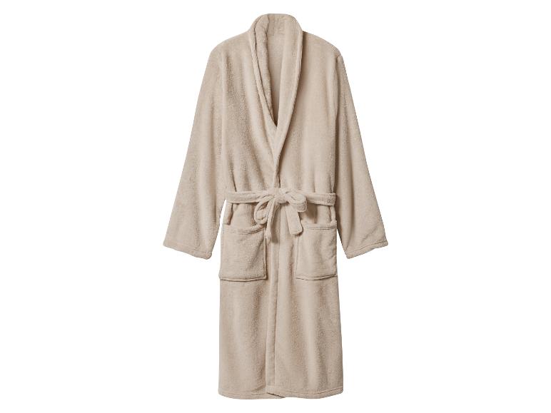 Un peignoir en peluche beige avec une ceinture et deux poches avant, présenté sur fond blanc.