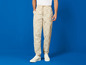 Pantalon beige avec imprimé Lidl et baskets blanches.