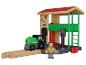 Un train en bois avec des wagons et une gare.