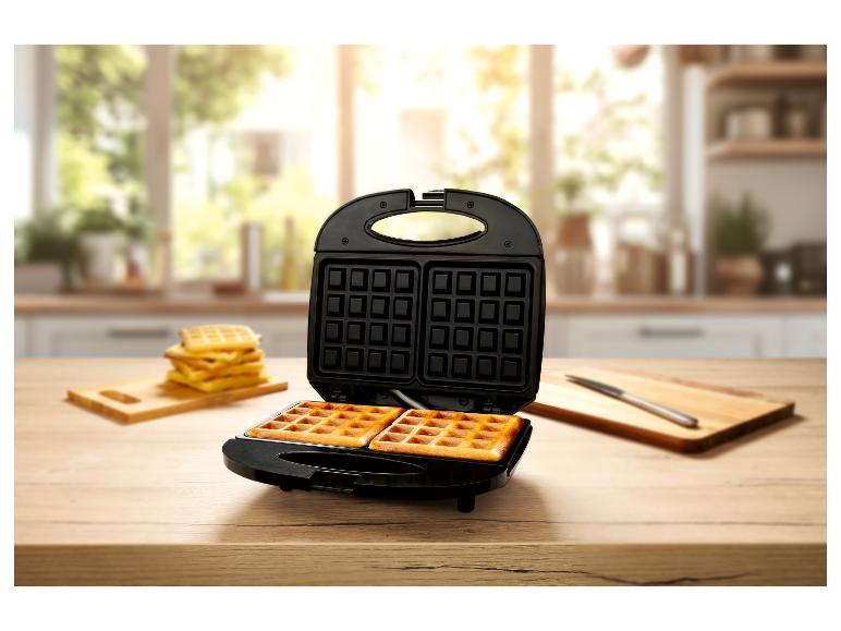 Gaufres fraîches et gaufrier sur un comptoir de cuisine.