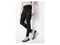 Legging noir en daim avec bottines beiges.