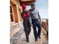 Un couple en vêtements d'hiver, y compris des pantalons et des bonnets.
