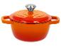 Cocotte en fonte émaillée orange avec couvercle et bouton argenté.
