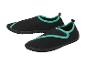 Une paire de chaussures d'eau noires avec des accents turquoise.