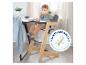 Bébé dans une chaise haute en bois avec plateau, avec sceau de qualité européen.
