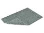 Tapis de bain gris avec un motif rayé en relief sur le pourtour.
