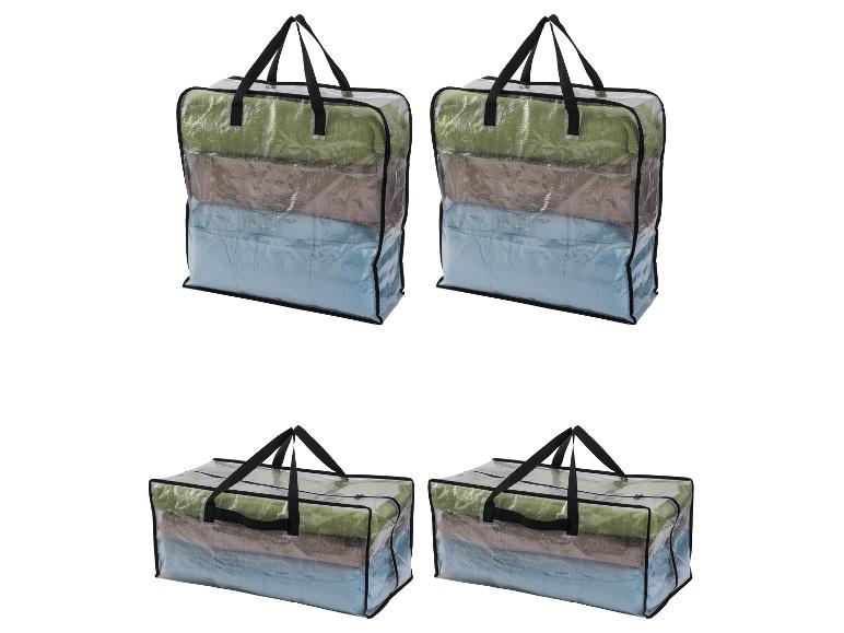 Quatre sacs de rangement transparents avec poignées, remplis de textiles pliés de différentes couleurs.