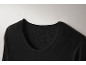 Encolure ronde d'un t-shirt noir à manches longues.
