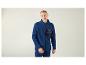 Homme portant une veste en polaire bleue zippée avec un logo 'Switch Off'.