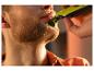 Un homme qui taille sa barbe avec un Philips OneBlade.