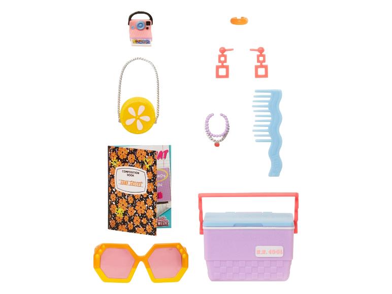 Une glacière rose, un sac jaune, des lunettes de soleil et d'autres accessoires pour poupées.