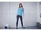Femme portant un haut rayé et un pantalon bleu.